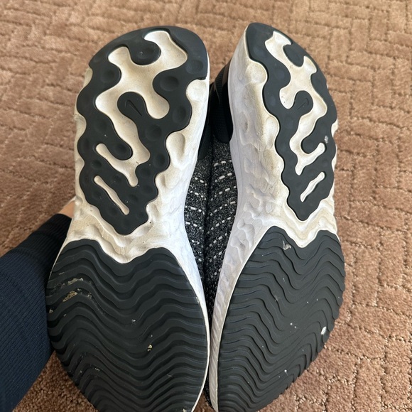 Women’s Nike Tennis Shoes - Picture 2 of 4